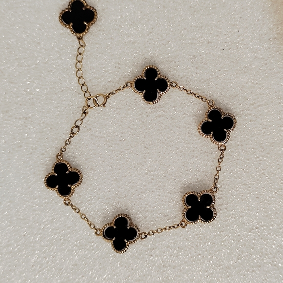 Jewelry - Elegant Black and Gold Clover Bracelet